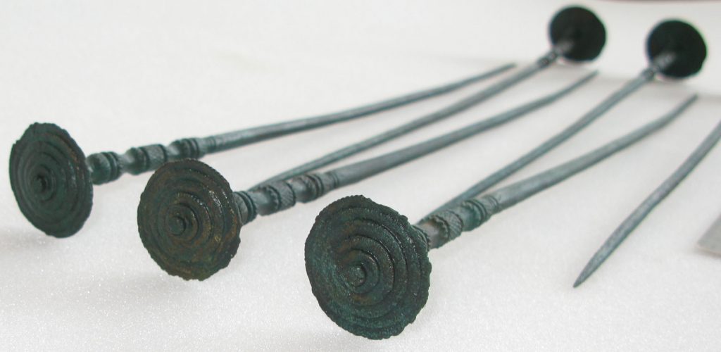 Bronzezeitliche Scheibenkopfnadeln aus Bronze, Bobingen, Lkr. Augsburg: Anfertigung von Kopien aus Kunstharz