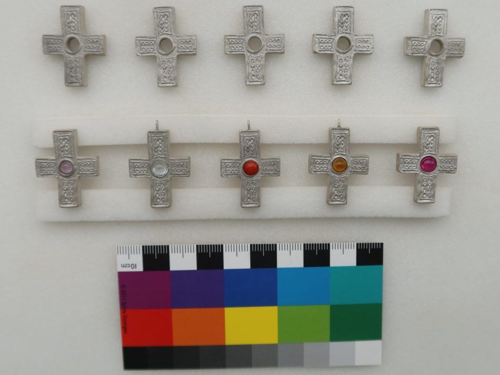 Mittelalterlicher Kreuzanhänger, über fragmentierte Kalkstein-Gußform, Jerusalem: Anfertigung von Silber-Kopien mit eingesetzten Halbedelsteinen