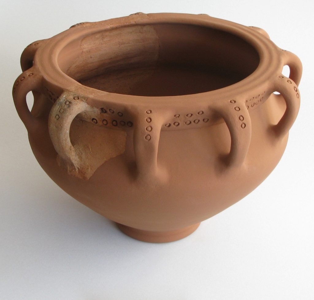 Eisenzeitlicher Krater mit 11 Henkeln, Keramik, Tall Zira’a, Jordanien: Restaurierung für Ausstellung
