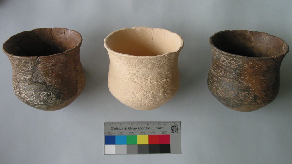 Frühbronzezeitlicher Glockenbecher, Moosinning, Lkr. Erding: Erstellung von Kopien in Gips mit Kolorierung