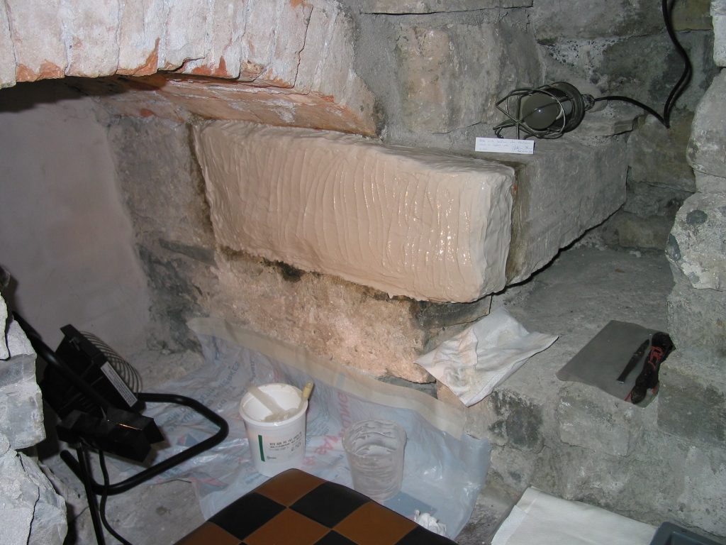 Römischer Spolien-Stein aus Kirchen-Krypta, Füssen, Lkr. Ostallgäu: Abformung in situ und spätere Ausformung für Kopien aus Gips und Kunstharz