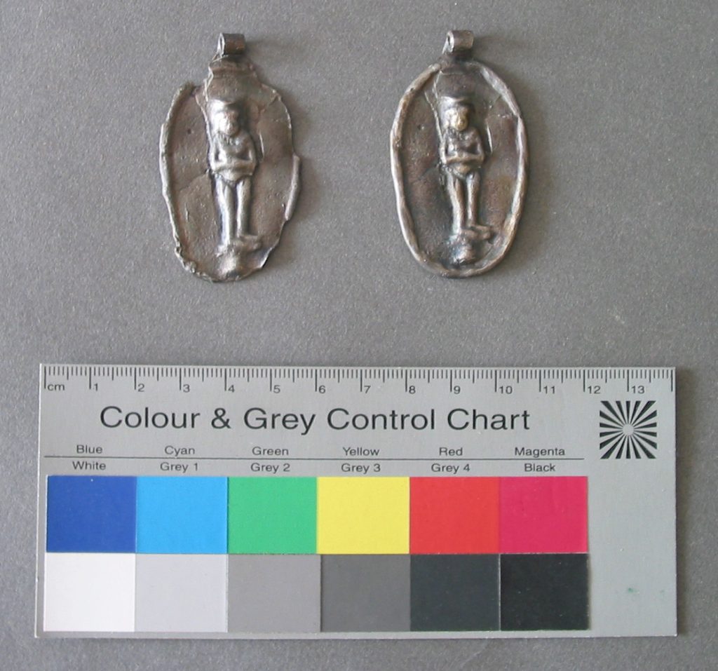 Eisenzeitlicher Silber-Anhänger mit Astarte-Darstellung, Tall Zira’a, Jordanien: Restaurierung und Anfertigung von Kopien in Silberguß mit Patinierung