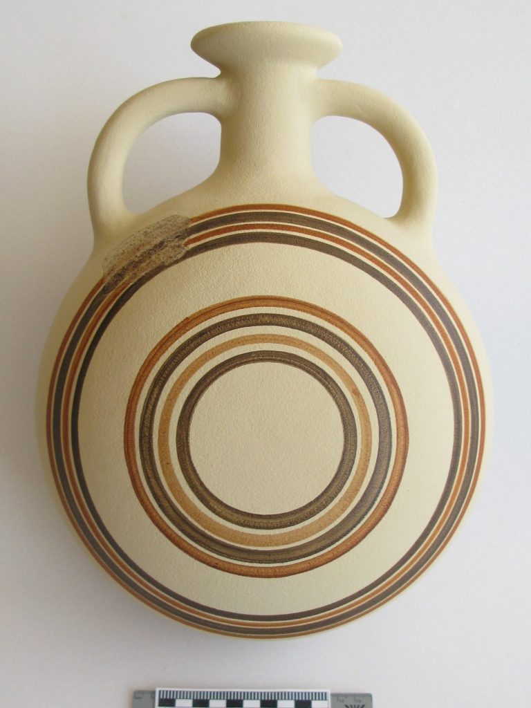 Eisenzeitliches Vorratsgefäß, sogenannte Pilgerflasche, mit polychromer Bemalung, Tall Zira’a, Jordanien: Rekonstruktion und Kolorierung für Ausstellung