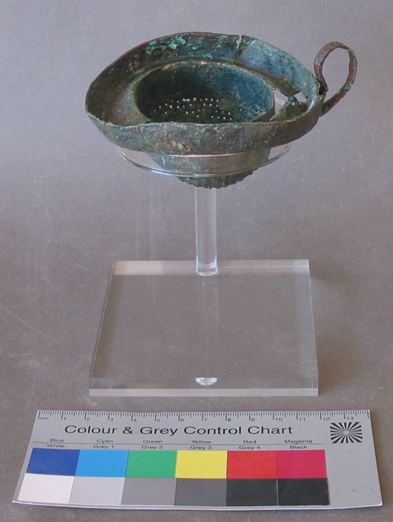 Eisenzeitliches Siebgefäß, Kupferblech, Tall Zira’a, Jordanien: Restaurierung und Sockelung für Ausstellung