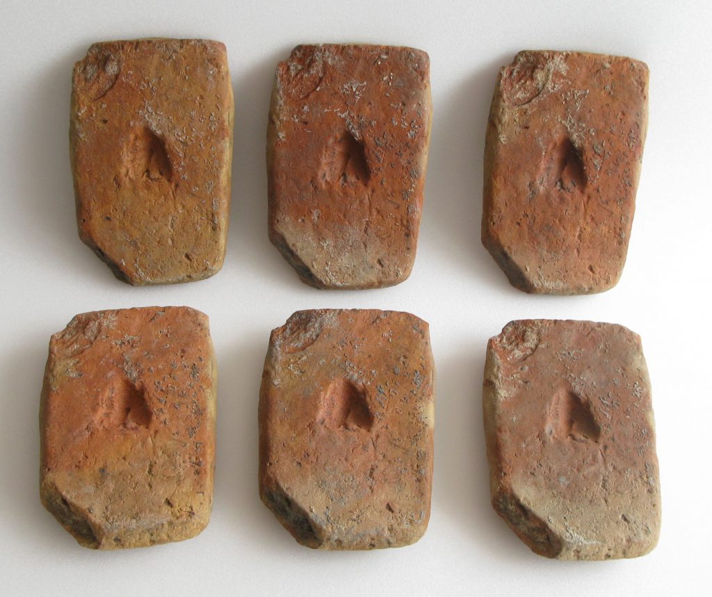 Eisenzeitliche Votivtafel, Keramik , Tall Zira’a, Jordanien: Restaurierung und Herstellung von Kopien in Gips und Kunstharz mit Kolorierung für Ausstellung (Rückseite)