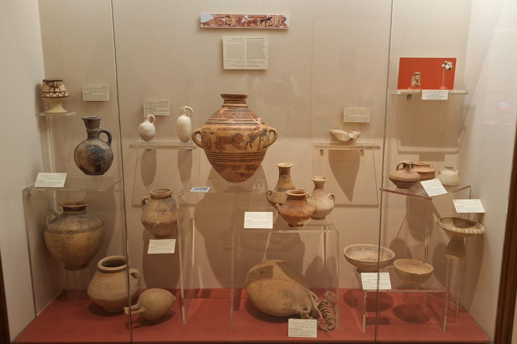Eisenzeitliches Keramik-Gefäß mit polychromer Bemalung, Tall Zira’a, Jordanien (sogenannter Orpheus-Krug): Ausstellung im Jordan Museum, Amman