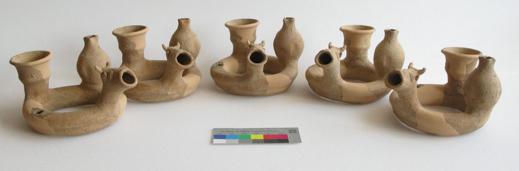 Eisenzeitlicher Kernos, Keramik, Tall Zira’a, Jordanien: Herstellung von Kunstharzkopien mit Kolorierung für Ausstellung