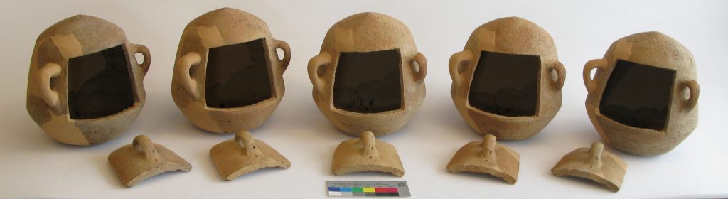 Eisenzeitliches Götterhaus, Keramik, Tall Zira’a, Jordanien: Herstellung von Kunstharzkopien mit Kolorierung für Ausstellung